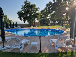 uma piscina com espreguiçadeiras e uma mesa em Château Davitiani em Shilda