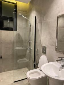La salle de bains est pourvue d'une douche, de toilettes et d'un lavabo. dans l'établissement شقه اسس 13 عائليه متكامله, à Riyad