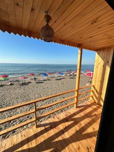 Blick auf den Strand von der Terrasse eines Strandhauses in der Unterkunft Black Sea Beach Bungalow in Akcakoca