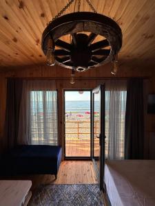 Zimmer mit einem Bett und einem großen Kronleuchter in der Unterkunft Black Sea Beach Bungalow in Akcakoca