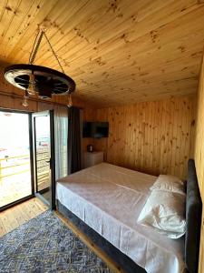 ein Schlafzimmer mit einem Bett in einem Holzzimmer in der Unterkunft Black Sea Beach Bungalow in Akcakoca