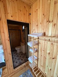 Dieses Zimmer aus Holz verfügt über ein Bad mit einem WC. in der Unterkunft Black Sea Beach Bungalow in Akcakoca