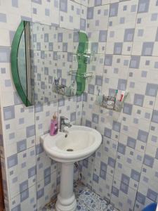 y baño con lavabo y espejo. en Lovely 2 _ bedroom unit, en Kampala