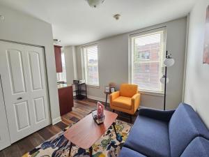 Istumisnurk majutusasutuses Gorgeous and Spacious Studio at the Historic Inman - 200