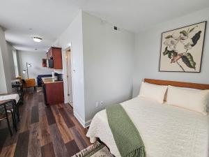 1 dormitorio con 1 cama y sala de estar en Gorgeous and Spacious Studio at the Historic Inman - 200, en Champaign