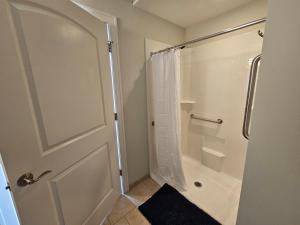 Vannituba majutusasutuses Gorgeous and Spacious Studio at the Historic Inman - 200