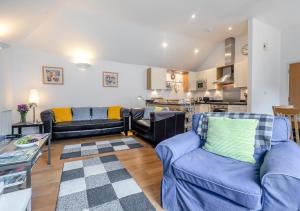 sala de estar con 2 sofás y cocina en 6 St Elvans, en Porthleven