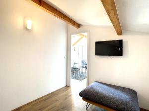 - un salon avec un canapé et une télévision murale dans l'établissement Appartement 3 chambres à proximité des plages, à Cannes