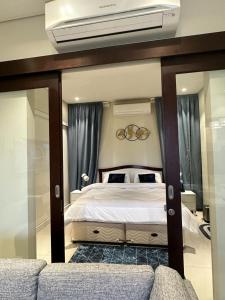 um quarto com uma cama com duas Olimpíadas no tecto em Apartment in Hawana,Rotana em Ma‘mūrah