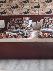 łóżko z 2 poduszkami w pokoju w obiekcie Apartment Mestwina w mieście Gdynia