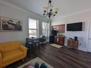 Unique 1 BR 1BA Stay in Downtown - 204