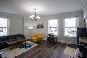 uma sala de estar com um sofá e uma cadeira em Unique 1 BR 1BA Stay in Downtown - 204 em Champaign