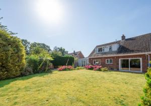 a large yard in front of a house at The Willows in Bromeswell