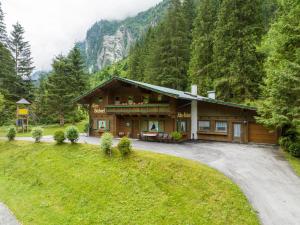 une grande maison en bois au milieu d'une montagne dans l'établissement Schiestl's Almstüberl, à Mayrhofen