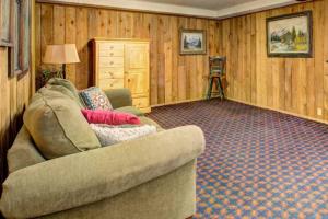 Χώρος καθιστικού στο Mountain View Retreat in Nampa! Million dollar views from the panoramic windows, 6 bedrooms! Sleeps 14! Have your wedding or family reunion or retreat here on our hillside