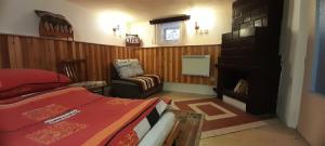 1 dormitorio con 1 cama, 1 silla y chimenea en Privat Zuzka, en Liptovský Mikuláš 10 fotos más