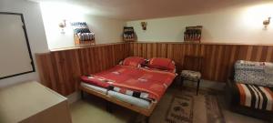 Habitación pequeña con 1 cama y 2 sillas en Privat Zuzka, en Liptovský Mikuláš