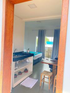 een badkamer met een blauwe wastafel bij Pousada Suítes do Rosa in Praia do Rosa