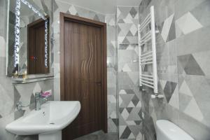 y baño con lavabo, aseo y espejo. en Two Bedroom Apartment With Balcony In Gonio Beach, en Gonio