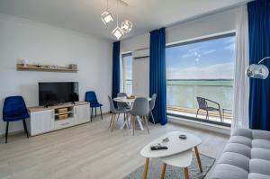 salon z widokiem na ocean w obiekcie Azure Sea Apartments - ByChoice w Mamai