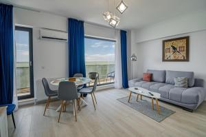 salon z kanapą i stołem w obiekcie Azure Sea Apartments - ByChoice w Mamai