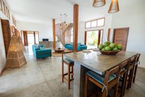 eine Küche mit einem Tisch und einer Obstschale darauf in der Unterkunft Villa Binn by Kabana in Prea