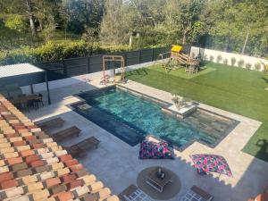 O vedere a piscinei de la sau din apropiere de Villa moderne avec piscine à 10 min d'Aix-en-Provence