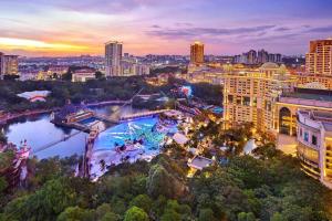 una vista panoramica su una città con una grande piscina di 6-10 Pax @ The CoZySpacious House - Heart Of Sunway a Petaling Jaya