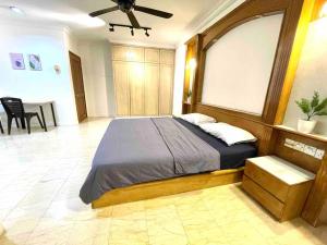 una camera da letto con un letto grande in una stanza di 6-10 Pax @ The CoZySpacious House - Heart Of Sunway a Petaling Jaya