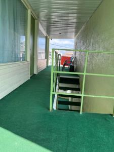 Palanda nebo palandy na pokoji v ubytování Caribbean Motel