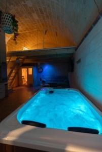 巴列塔的住宿－Suite16 & spa，客房内的大蓝色浴缸