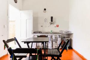 cocina con mesa y sillas en una habitación en Quarto Zen, en São Paulo