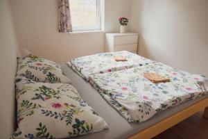 Postel nebo postele na pokoji v ubytování Na Kopečku apartmány + 37 fotografií