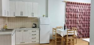Кухня або міні-кухня у Saranda Apartments