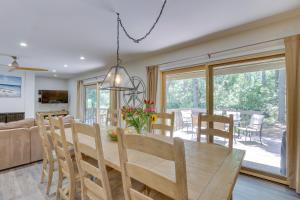 Μια τηλεόραση ή/και κέντρο ψυχαγωγίας στο 1 Mi to Harbour Town Sea Pines Resort Home