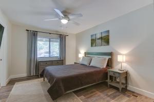 Ένα ή περισσότερα κρεβάτια σε δωμάτιο στο 1 Mi to Harbour Town Sea Pines Resort Home +25 φωτογραφίες