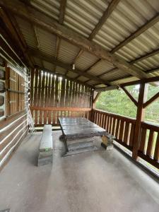 Cabaña de madera grande con mesa de picnic en Domek Na Roztoczu, 