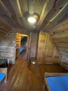 una habitación vacía con mesa de billar en una cabaña en Domek Na Roztoczu, 