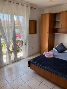 Posteľ alebo postele v izbe v ubytovaní Apartmani Dušanka