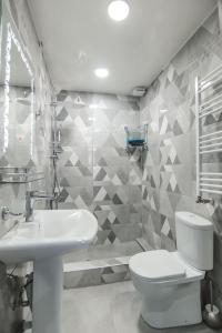 y baño con aseo y lavamanos. en Two Bedroom Apartment With Balcony In Gonio Beach, en Gonio