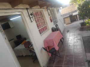 uma mesa com uma toalha de mesa xadrez vermelha e branca em Amanecer campestre junto al Ceibo. em Burzaco