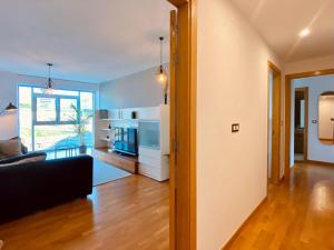 Blue Ocean Apartment في لا كورونيا: غرفة معيشة مع أريكة وطاولة