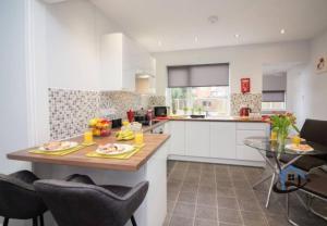 a kitchen with a table and chairs in a room at Wheatley Casa, 3 bed, driveway, workspace, wifi, corporates,pets in Doncaster