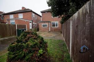 a yard with a fence and a house at Wheatley Casa, 3 bed, driveway, workspace, wifi, corporates,pets in Doncaster