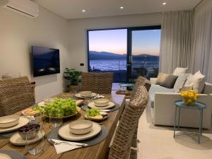 uma sala de estar com uma mesa com comida em Ayïa suites em Alikanas