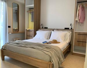 1 dormitorio con 1 cama con sombrero y espejo en Ayïa suites, en Alikanas