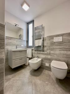 a bathroom with a white toilet and a sink and a tub at Sweet Home Desiree in Florence