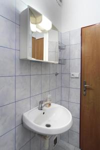 ein Bad mit einem Waschbecken und einem Spiegel in der Unterkunft Penzion Skála in Čenkovice