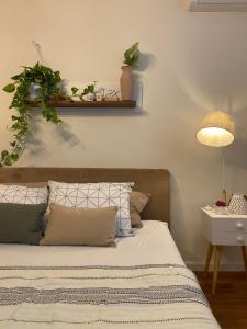 um quarto com uma cama com plantas na parede em Urban City Center em Tirana