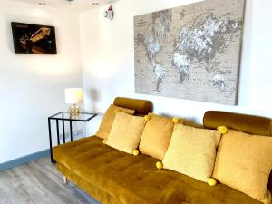 布莱克浦肯尼迪议院度假屋的客厅的沙发,墙上有地图